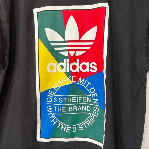 Adidas T Shirt Mens Medium Black Die Market Mit Den 3 Streifen 3 Stripes - Picture 5 of 9